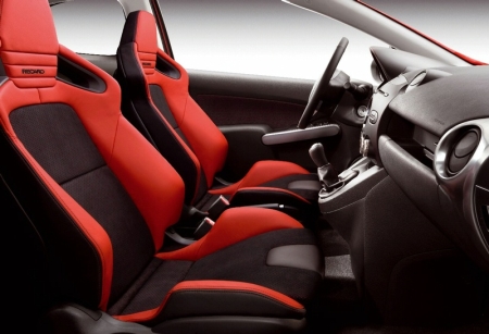 Recaro sportülésekkel is készül az Mazda2 Sport.