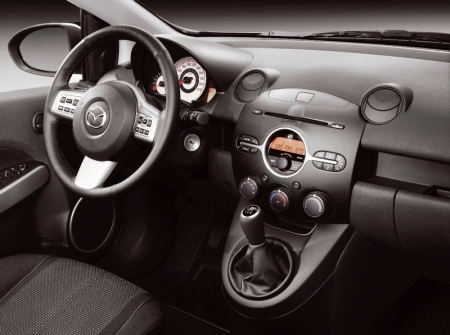 Háromajtós Mazda2.