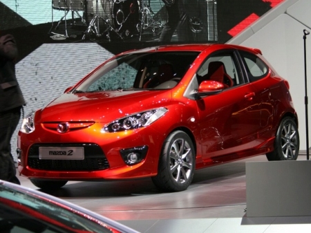 Mazda2 három ajtóval egy vadonatúj színben.