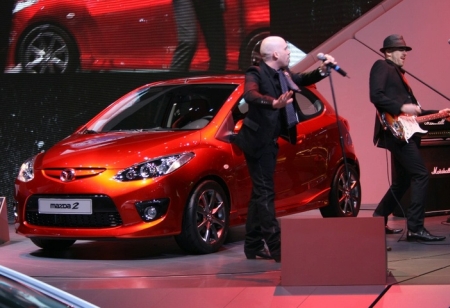Hangos és látványos tálalásban mutatta be a Mazda az új háromajtós Kettest Genfben.