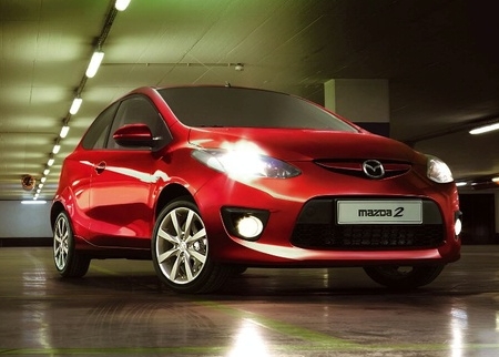 Mazda2 három ajtóval.