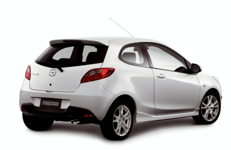 Háromajtós Mazda2.