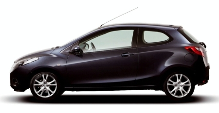 Háromajtós Mazda2.