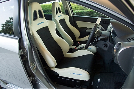 Mazdaspeed sportülések gondoskodnak róla, hogy a kanyarokban ne csúszkáljanak tehetetlenül az elöl ülők.