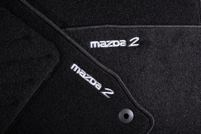 Mazda2 hímzett logós szövetszőnyeg: 9635,-Ft.