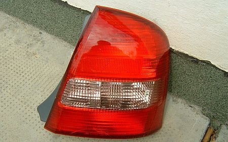 Mazda 323 Sedan 1998-tól jobb hátsó lámpa. Mazda 323 Sedan 1998-tól jobb hátsó lámpa.