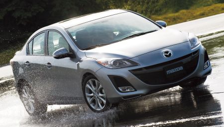 Az Mazda3 négyajtós Sedan kivitele.