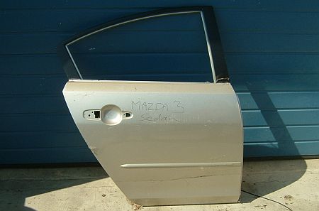 Mazda3 Sedan  jobb hátsó ajtó.
