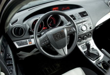 Előzetes fotó a Mazda3 műszerfaláról. Előzetes fotó a Mazda3 műszerfaláról.