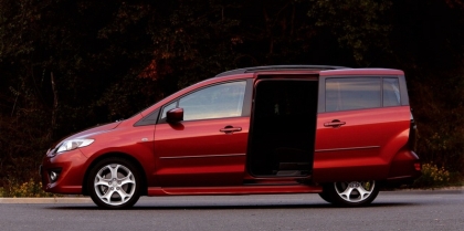A Mazda5 toloajtói egyes felszereltségi fokozatok esetén gombnyomásra, motorosan nyílnak és záródnak.