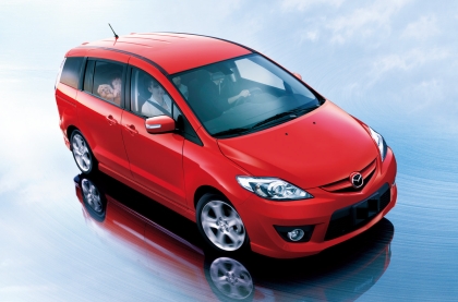 A Mazda5 arányai dinamikát sugároznak, amely a családi egyterűk kategóriájában egyáltalán nem megszokott. A Mazda5 arányai dinamikát sugároznak, amely a családi egyterűk kategóriájában egyáltalán nem megszokott.