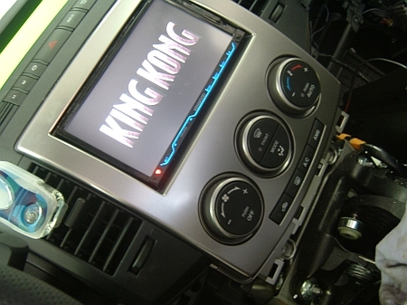 A Kenwwood DNX8220 BT, a Mazda5 középkonzoljában.