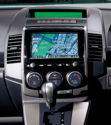 A Mazda5 középkonzolába akár DVD lejátszós, navigációs egységet is tudunk szerelni.