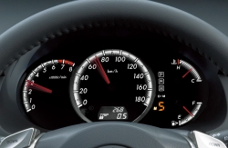 A Mazda5 jól áttekinthető műszerei.