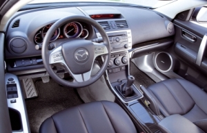 A Mazda6 esztétikus és rendkívül funkcionális műszerfala, illetve belső tere