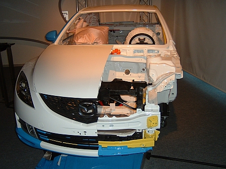 Egy "felboncolt" Mazda6 karosszérián tanulmányozhattuk az autó kifinomult szerkezeti kialakítását.
