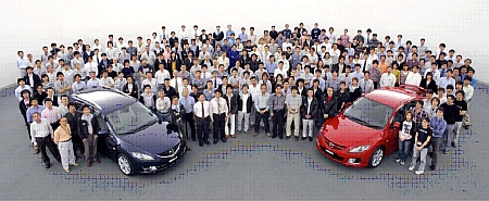 Nekik köszönhetjük az új Mazda6 kiválóságát. A képen látható csapat dolgozott az autó tervezésén, illetve kifejlesztésén.