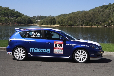 A gyári (de fehérre festett) 18 collos keréktárcsákon feszülnek a Mazda3 MPS versenygumik. A gyári (de fehérre festett) 18 collos keréktárcsákon feszülnek a Mazda3 MPS versenygumik.