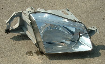 Mazda 323 1998-tól első fényszóró.