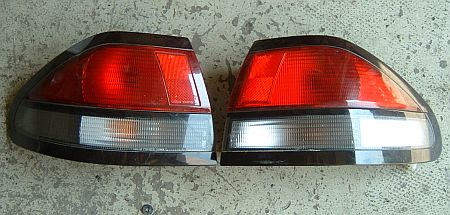 Mazda 626 1997-től jobb és bal oldali külső hátsó lámpa. Mazda 626 1997-től jobb és bal oldali külső hátsó lámpa.