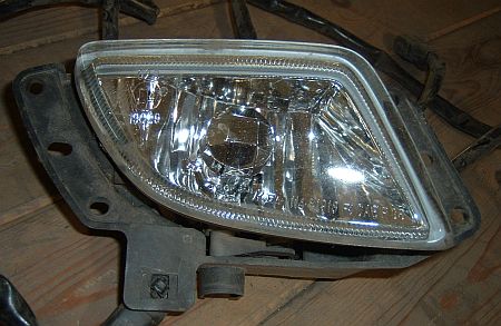 Mazda 626 1999-től jobb első ködfényszóró. Mazda 626 1999-től jobb első ködfényszóró.