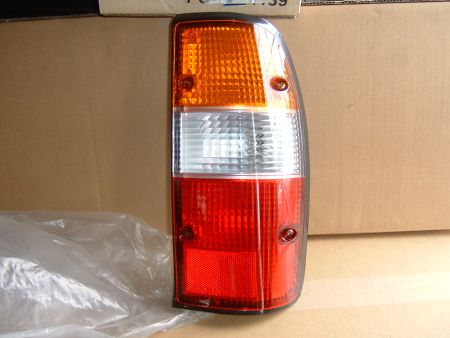 Mazda B2500 (1998-2002) jobb hátsó lámpa. Mazda B2500 (1998-2002) jobb hátsó lámpa.