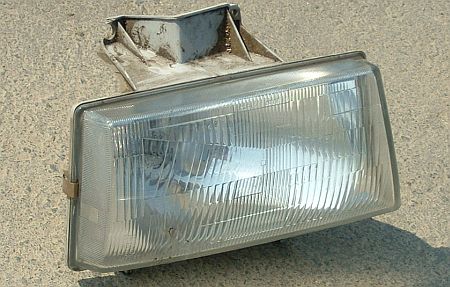 Mazda B2500 1999-től első fényszóró.