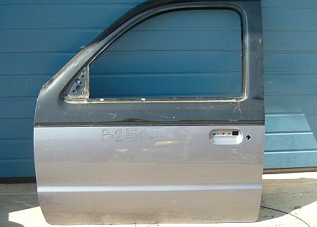 Mazda B2500 bal első ajtó.