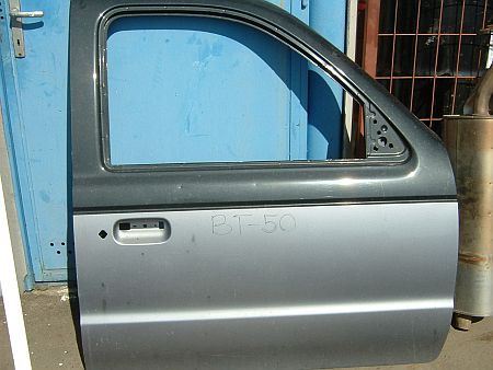 Mazda B2500 jobb első ajtó.