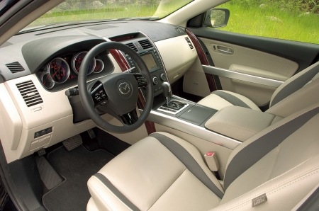 A Mazda CX-9 belső kialakítása is prémium kategórájúnak mondható.