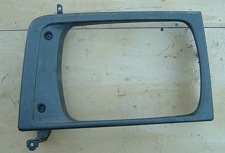 Mazda E2200 1987-től bal első fényszóró keret. Mazda E2200 1987-től bal első fényszóró keret.