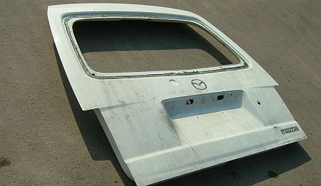 Mazda E2200 Zárt hátsó ajtó.