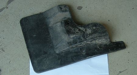 Mazda E2200 jobb első sárfogó.