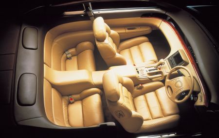 A Mazda Eunos Cosmo luxuskupé utastere.
