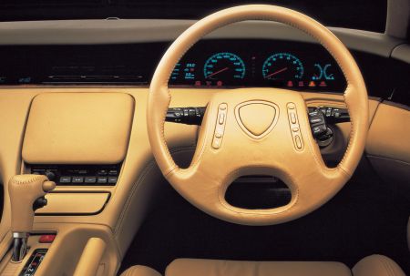 A Mazda Cosmo Luxus kupé korát meghaladó kialakítású műszerfala 1991-ben.