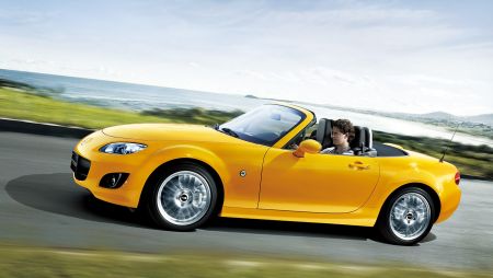 Ló és lovasa egységét nyújtja az új Mazda MX-5 vezetése. Ló és lovasa egységét nyújtja az új Mazda MX-5 vezetése.