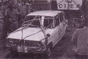 Ünnepség a Mazda gyárban az első Mazda Rotary Carol elkészülte alkalmából.