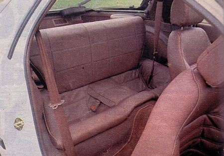 A Mazda RX-7 sportautó mivolta ellenére van két hátsó ülés is.