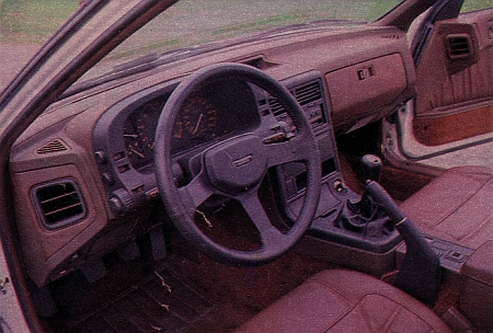 Drága autóhoz méltó volt a Mazda RX-7 utastere.