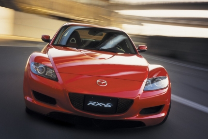 Mazda RX-8 motorháztetején kiemelt hangsúlyt kap a bolygódugattyú motívum.
