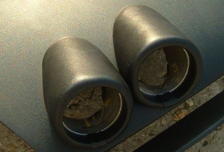 A rögzített műszerházak az RX-8 középkonzol fedelén.