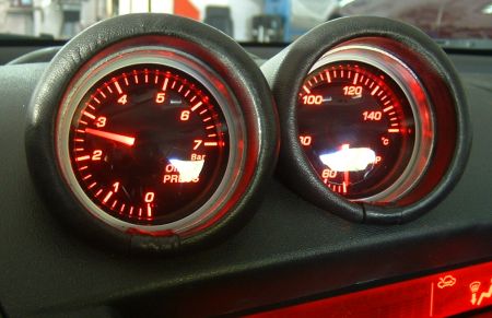 Olajnyomás, és olajhőmérséklet mérő óra a Mazda RX-8-ban. 