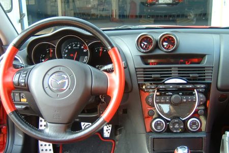 Mazda RX-8, olajnyomás és olajhőmérséklet műszerekkel.