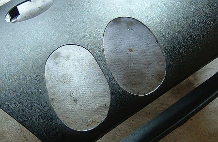 A műszerek csőházának "furatai" az RX-8 középkonzol tetején.