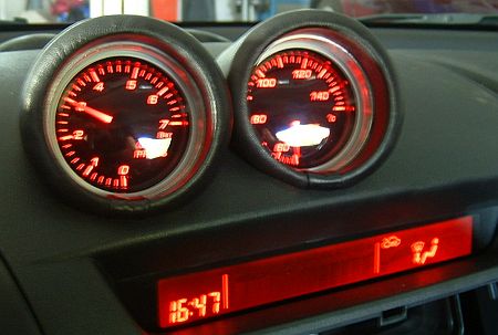 Mazda RX-8, olajnyomás és olajhőmérséklet műszerekkel.