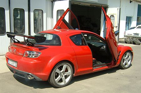 Mazda RX-8 Lambó stílusú ajtónyitással.