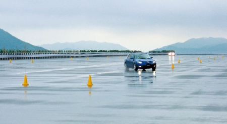 Az első tesztek a Mazda tesztpálya újonnan elkészült, úgynevezett szabad terület szakaszán.