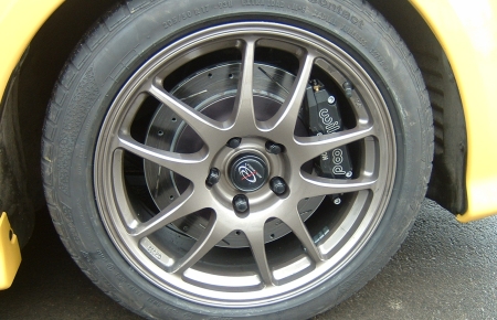 A Rota Wheels márkájú 8x17 coll méretű kovácsolt alumínium felnik súlya darabonként nem éri el a 7kg-ot