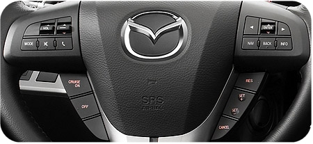 Az új Mazda3 kormánykereke méltán illethető multifunkciós jelzővel. Az új Mazda3 kormánykereke méltán illethető multifunkciós jelzővel.