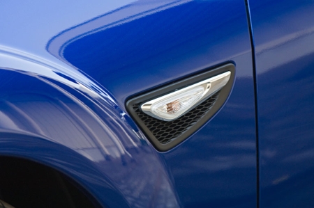 Az új Mazda RX-8 első sárvédőin található szellőzőnyílások alakja megváltozott, melyeken már egy oldalvillogót is találunk. 